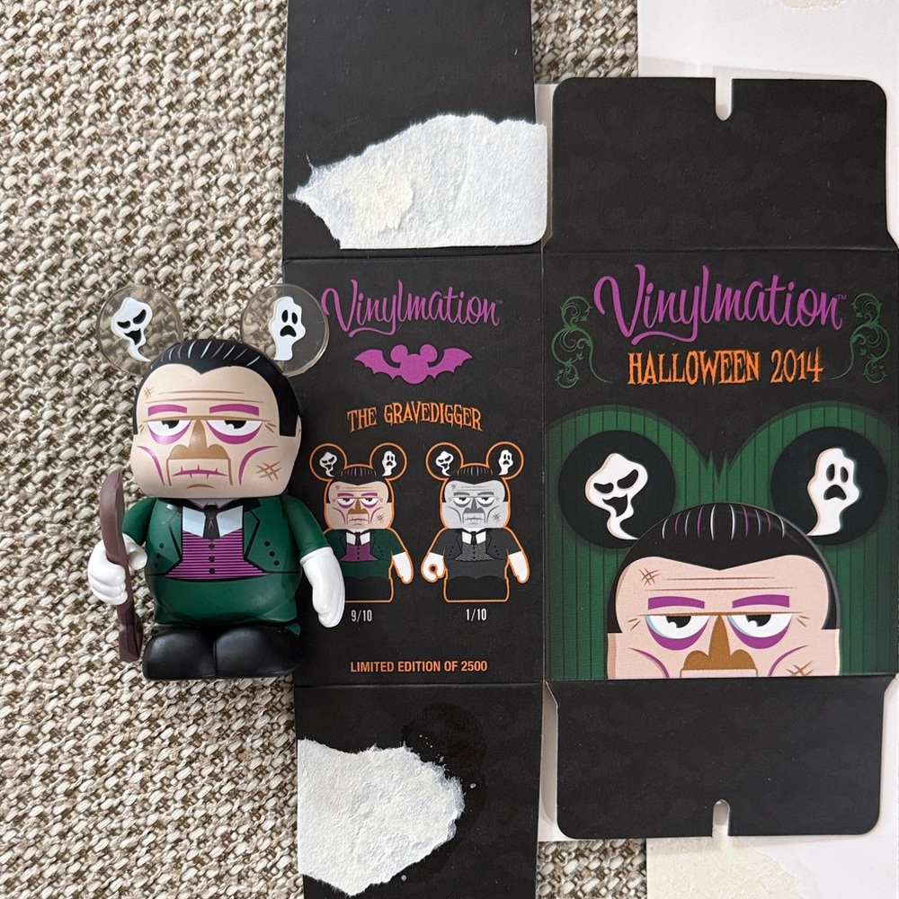 Disney Halloween 2014 Gravedigger Vinylmation.